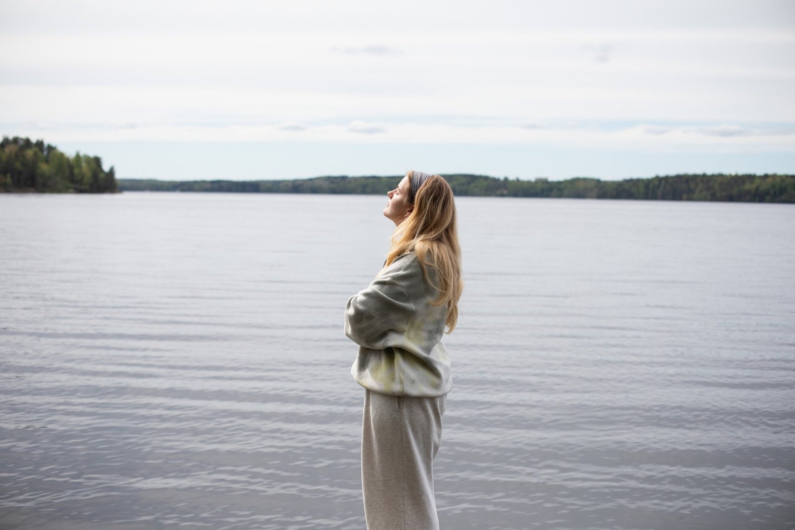Photo, person in profile by the lake
